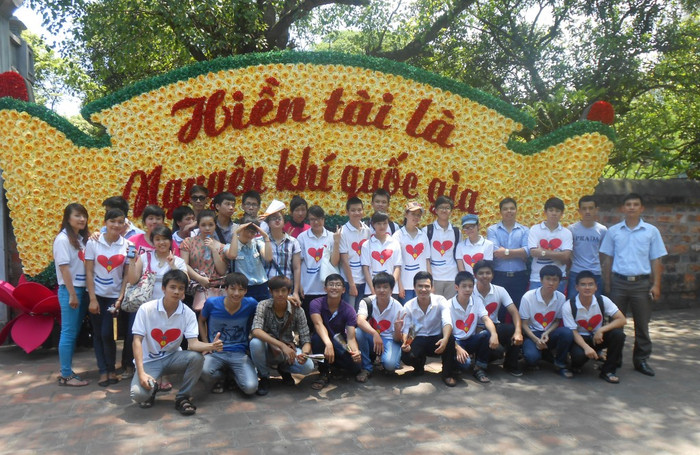 Học sinh của Trung tâm nghiên cứu và phát triển giáo dục Việt Nam tới thăm Văn Miếu-Quốc Tử Giám trước ngày thi. Ảnh BT Học sinh của Trung tâm nghiên cứu và phát triển giáo dục Việt Nam tới thăm Văn Miếu-Quốc Tử Giám trước ngày thi. Ảnh BT