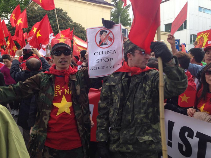 Cuộc tuần hành ôn hòa, đỏ rực cờ đỏ sao vàng Cuộc tuần hành ôn hòa, đỏ rực cờ đỏ sao vàng