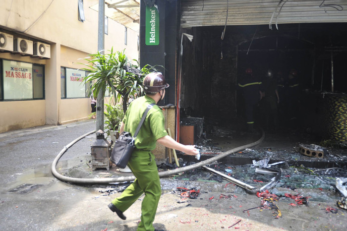 Tầng 1 của quán cháy tan, cơ quan hữu quan đang khám nghiệm hiện trường Tầng 1 của quán cháy tan, cơ quan hữu quan đang khám nghiệm hiện trường