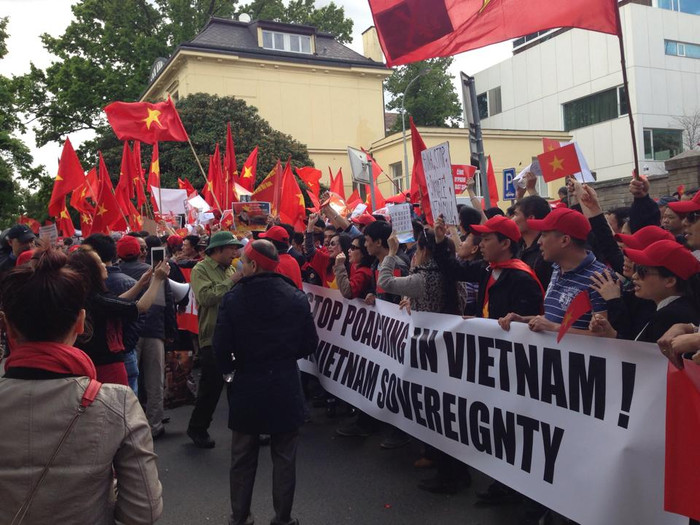 Bên ngoài sứ quán Trung Quốc ở Praha, Cộng hòa Czech lúc 21h, giờ Việt Nam, ngày 11/5 Bên ngoài sứ quán Trung Quốc ở Praha, Cộng hòa Czech lúc 21h, giờ Việt Nam, ngày 11/5