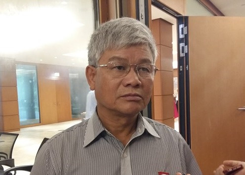 Đại biểu Nguyễn Anh Sơn nhận định, cần phải bỏ quan niệm gần như cố hữu: bao cấp cả tư duy, bao cấp cả quyền lực. ảnh: Ngọc Quang. Đại biểu Nguyễn Anh Sơn nhận định, cần phải bỏ quan niệm gần như cố hữu: bao cấp cả tư duy, bao cấp cả quyền lực. ảnh: Ngọc Quang.