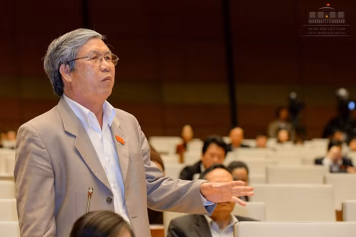 Đại biểu Lê Văn Lai chỉ rõ, Trung Quốc xâm phạm chủ quyền nước ta với tần suất 20 năm/lần. ảnh: Trung tâm thông tin Quốc hội.