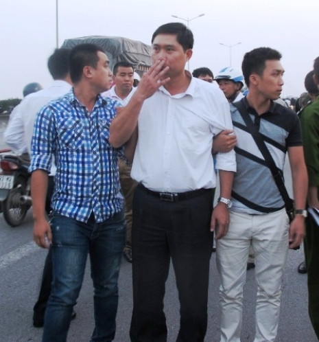 Đối tượng Nguyễn Mạnh Tường (áo trắng ở giữa) Đối tượng Nguyễn Mạnh Tường (áo trắng ở giữa)