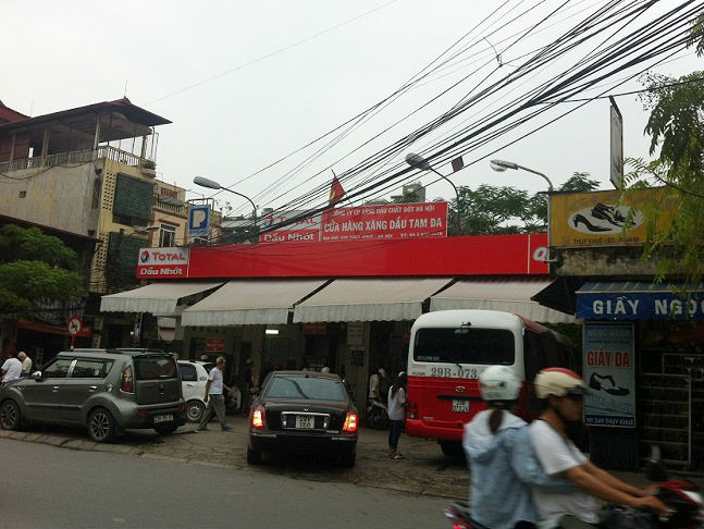 Cây xăng tại dốc Tam Đa phố Thụy Khuê. Cây xăng tại dốc Tam Đa phố Thụy Khuê.