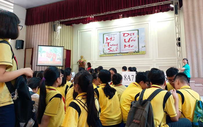 Đây là nơi các bạn học sinh &quot;Báo cáo sách&quot;, thể hiện cảm nghĩ về tác phẩm đã đọc. Đây là hoạt động vô cùng bổ ích, không chỉ giúp cho học sinh trao đổi kiến thức với nhau, mà qua đó còn giúp các em nâng cao khả năng hùng biện, tự tin khi nói chuyện trước đám đông. ảnh: Ngọc Quang