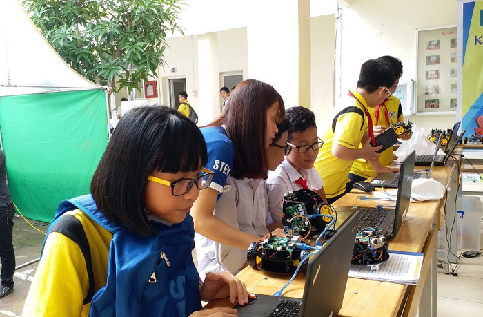 Nhiều nữ sinh say mê tìm hiểu về robotic. ảnh: Ngọc Quang.