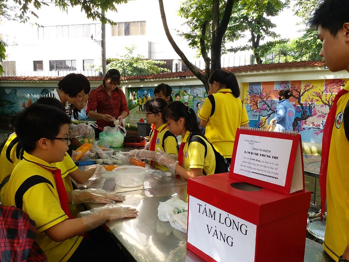 Nhiều học sinh lại rất thích thú khi được làm bánh. Các em muốn tự tay làm những chiếc bánh thật đẹp tặng cho những người thân yêu của mình. ảnh: Ngọc Quang.