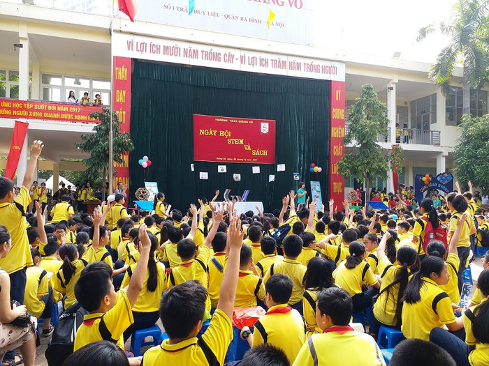 Những bài toán được đặt ra trực tiếp và chỉ có không quá 30 giây để suy nghĩ trả lời luôn tạo ra sự hứng khởi cho hàng trăm học sinh. ảnh: Ngọc Quang.