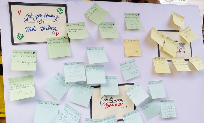 Không chỉ yêu thích khoa học và đam mê đọc sách, các học sinh còn gửi thông điệp yêu thương môi trường. Bảo vệ môi trường chính là bảo vệ sự sống, bảo vệ tương lai của đất nước. ảnh: Ngọc Quang.