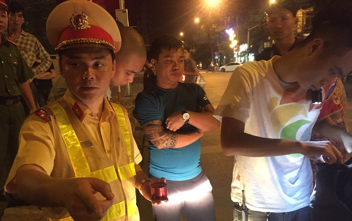 Đại úy Nguyễn Tuấn Cường chỉ huy Tổ công tác đặc biệt, tuần tra góp phần đảm bảo sự bình yên cho nhân dân. ảnh: CT. Đại úy Nguyễn Tuấn Cường chỉ huy Tổ công tác đặc biệt, tuần tra góp phần đảm bảo sự bình yên cho nhân dân. ảnh: CT.