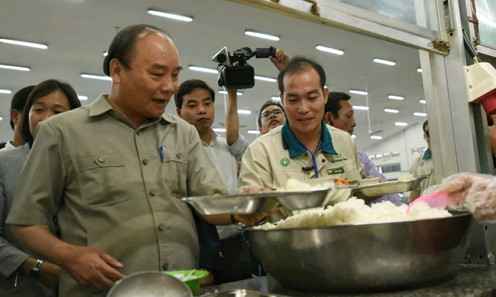 Thủ tướng dành hàng giờ đồng hồ trò chuyện, dùng cơm với công nhân Thủ tướng dành hàng giờ đồng hồ trò chuyện, dùng cơm với công nhân