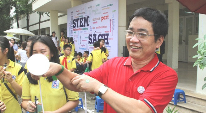 Thầy Đoàn Công Thạo - Hiệu trưởng nhà trường trực tiếp làm thí nghiệm cùng học trò. Thầy Thạo chia sẻ, hoạt động trao đổi sách và các trải nghiệm khoa học vô cùng quan trọng, giúp học trò nắm chắc kiến thức lý thuyết và giỏi cả thực hành.