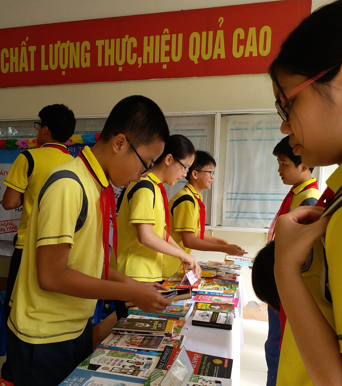 Cô giáo Hoàng Uyên Phương - Phó Hiệu trưởng Trường Trung học Cơ sở Giảng Võ chia sẻ, nhà trường luôn chú trọng phát triển văn hóa đọc cho học sinh để nâng cao kiến thức. Sự hiểu biết sâu rộng ở nhiều lĩnh vực sẽ giúp các em học giỏi hơn, sống tốt hơn và khi đã thấu hiểu thì sẵn sàng chia sẻ khó khăn với người khác. ảnh: Ngọc Quang.