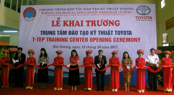 Đại diện Bộ Công thương, Tỉnh Hải Dương, Công ty Toyota Việt Nam và Trường Đại học Sao Đỏ cắt băng khai trương trung tâm đào tạo Toyota tại trường ĐH Sao Đỏ. Đại diện Bộ Công thương, Tỉnh Hải Dương, Công ty Toyota Việt Nam và Trường Đại học Sao Đỏ cắt băng khai trương trung tâm đào tạo Toyota tại trường ĐH Sao Đỏ.