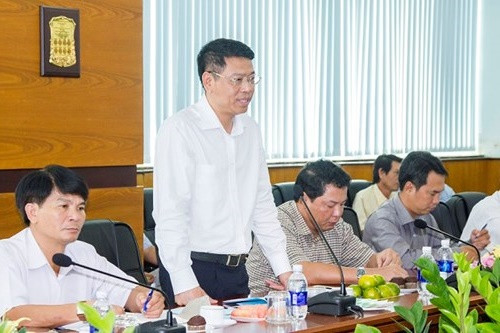 Ông Nguyễn Xuân Sang (đứng) được bổ nhiệm từ cấp phòng lên thẳng Cục trưởng. Tại thời điểm bổ nhiệm đã thi trượt và không được xếp ngạch Chuyên viên chính. ảnh: vinamarine.gov.vn Ông Nguyễn Xuân Sang (đứng) được bổ nhiệm từ cấp phòng lên thẳng Cục trưởng. Tại thời điểm bổ nhiệm đã thi trượt và không được xếp ngạch Chuyên viên chính. ảnh: vinamarine.gov.vn