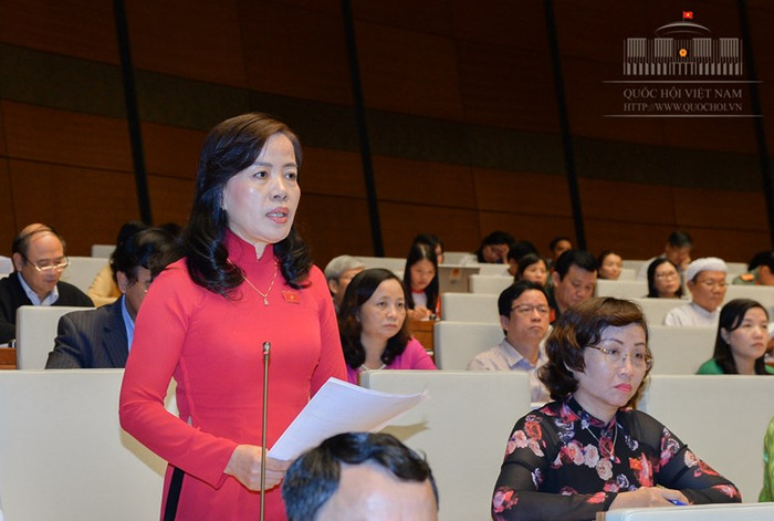 Đại biểu Nguyễn Thị Kim Thúy: Về lâu dài quan chức chính trị cần được dân trực tiếp bầu, hoặc ít nhất cũng phải được giới thiệu từ người dân ở cơ sở. Còn công chức hành chính phải được lựa chọn qua thi tuyển công khai. ảnh: Trung tâm thông tin Quốc hội. Đại biểu Nguyễn Thị Kim Thúy: Về lâu dài quan chức chính trị cần được dân trực tiếp bầu, hoặc ít nhất cũng phải được giới thiệu từ người dân ở cơ sở. Còn công chức hành chính phải được lựa chọn qua thi tuyển công khai. ảnh: Trung tâm thông tin Quốc hội.
