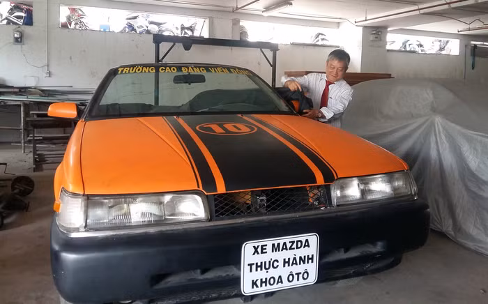 Thạc sĩ Trần Thanh Hải giới thiệu về những chiếc xe ô tô thực hành của sinh viên.