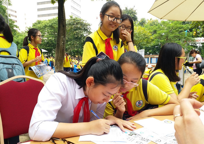 Trong ngày hội Stem-Sách thì cuộc thi giải Toán bao giờ cũng là một phần thi thu hút rất nhiều học sinh tham gia. Trường Trung học Cơ sở Giảng là nơi đã có hàng nghìn giải thưởng từ các cuộc thi cấp Quận, Thành phố, Quốc gia và Quốc tế. ảnh: Ngọc Quang.