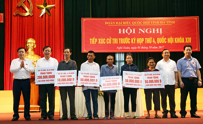 Phó Thủ tướng trao tặng các khoản hỗ trợ cho một số hộ gia đình xây dựng nhà cửa bị hư hỏng do cơn bão số 10. Ảnh: VGP.