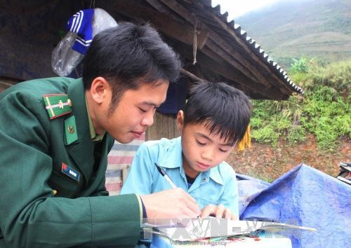 Ngoải nhiệm vụ tuần tra bảo vệ biên cương, các chiến sĩ biên phòng còn giúp dân xây dựng nông thôn mới, dạy chữ cho trẻ em nghèo. ảnh: TTXVN. Ngoải nhiệm vụ tuần tra bảo vệ biên cương, các chiến sĩ biên phòng còn giúp dân xây dựng nông thôn mới, dạy chữ cho trẻ em nghèo. ảnh: TTXVN.