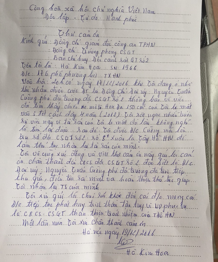 Chị Hà Kim Hoa xúc động nhận lại chiếc xe máy bị mất cắp 4 năm về trước. Chị Hà Kim Hoa xúc động nhận lại chiếc xe máy bị mất cắp 4 năm về trước.