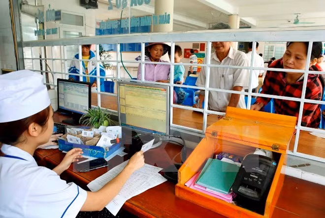 Thủ tục khám chữa bệnh ngày càng được giản tiện hơn. ảnh: TTXVN.