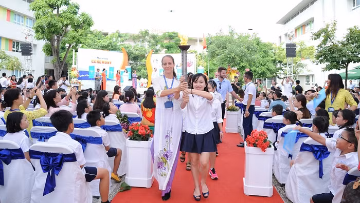 Cô Laura Ann Murphy - Hiệu phó Phụ trách chương trình Quốc tế - Trường Trung học Wellspring Hà Nội trong lễ khai giảng năm học 2017.