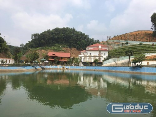 Khu dinh thự của gia đình ông Phạm Sỹ Quý đã được dư luận xã hội đề cập rất nhiều trong thời gian qua. Khu dinh thự của gia đình ông Phạm Sỹ Quý đã được dư luận xã hội đề cập rất nhiều trong thời gian qua.