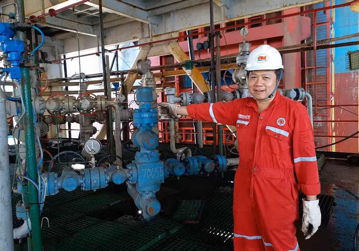 Giàn trưởng Nguyễn Hải giới thiệu về hệ thống khai thác dầu.