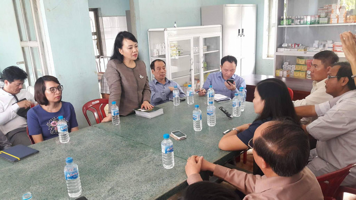 Bộ trưởng Bộ Y tế làm việc tại trạm y tế xã An Định- huyện Tuy An- tỉnh Phú Yên. Tại đây, Bộ trưởng đã tặng "nóng" trạm y tế 1 bộ máy tính và cho biết Bộ Y tế sẽ hỗ trợ toàn bộ kinh phí xây mới trạm y tế xã An Định tại địa điểm mới 2 tầng khang trang. ảnh: moh.gov.vn Bộ trưởng Bộ Y tế làm việc tại trạm y tế xã An Định- huyện Tuy An- tỉnh Phú Yên. Tại đây, Bộ trưởng đã tặng "nóng" trạm y tế 1 bộ máy tính và cho biết Bộ Y tế sẽ hỗ trợ toàn bộ kinh phí xây mới trạm y tế xã An Định tại địa điểm mới 2 tầng khang trang. ảnh: moh.gov.vn