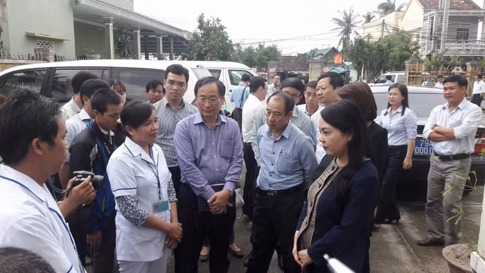 Bộ trưởng Nguyễn Thị Kim Tiến lắng nghe cán bộ y tế của trạm y tế phường Ninh Hòa- huyện Vạn Ninh báo cáo công tác khắc phục hậu quả bão số 12.