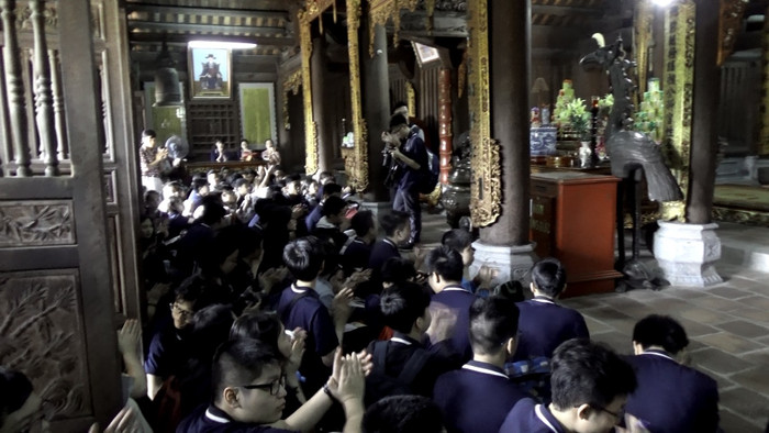 Học sinh trường Newton nghe giảng tại đền thờ Nguyễn Trãi. ảnh: ngs. Học sinh trường Newton nghe giảng tại đền thờ Nguyễn Trãi. ảnh: ngs.