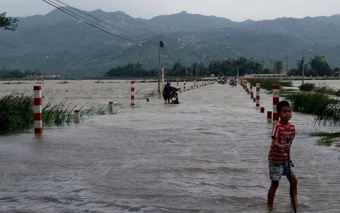 Cơn bão số 12 gây thiệt hại ở nhiều địa phương. ảnh trên báo giao thông. Cơn bão số 12 gây thiệt hại ở nhiều địa phương. ảnh trên báo giao thông.