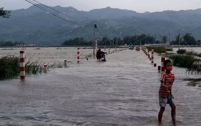 Cơn bão số 12 gây thiệt hại ở nhiều địa phương. ảnh trên báo giao thông.