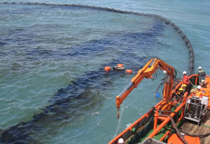 Đánh giá rủi ro, khắc phục và giải quyết hậu quả sự cố tràn dầu nhằm bảo vệ môi trường. ảnh: VGP.