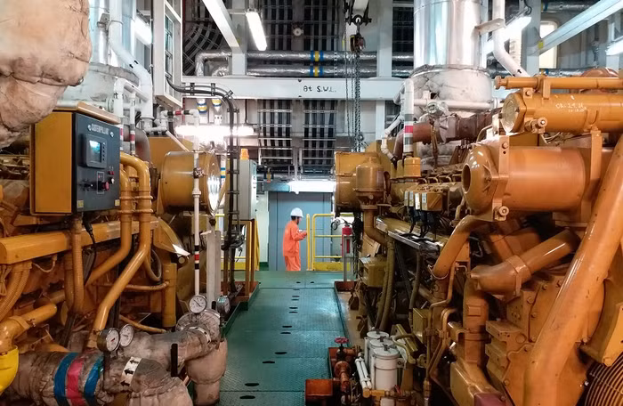 Đây là hệ thống máy phát điện phục vụ hoạt động của giàn khoan. Khi có nhiều máy cùng hoạt động thì độ ồn vượt quá 120dBA (đề-xi-ben), trong khi độ ồn cho phép trong mức an toàn là dưới 65dBA. Các nghiên cứu khoa học đã cảnh báo khi độ ồn vượt quá 115dBA có thể gây ra tình trạng "điếc tạm thời". Ở khu vực máy hoạt động, kỹ sư làm việc đều được trang bị các thiết bị chụp tai để hạn chế độ ồn, mặc dù vậy nhiều kỹ sư đã bị mắc "bệnh nghề nghiệp" - họ thường nói rất to, cũng là do ảnh hưởng tự độ ồn quá lớn của máy móc.