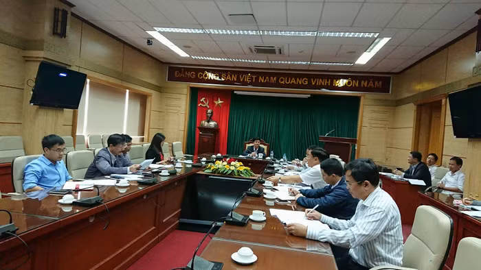 Thứ trưởng Bộ Y tế - ông Phạm Lê Tuấn chủ trì họp khẩn khắc phục hậu quả bão số 12. ảnh: moh.gov.vn