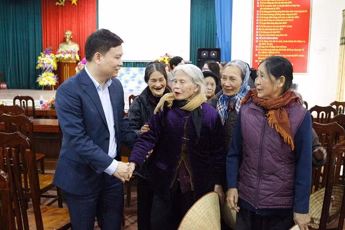 Người dân huyện Thanh Ba cảm động trước tình cảm của Nhà báo Nguyễn Tiến Bình Tổng biên tập Báo Điện tử Giáo dục Việt Nam. Người dân huyện Thanh Ba cảm động trước tình cảm của Nhà báo Nguyễn Tiến Bình Tổng biên tập Báo Điện tử Giáo dục Việt Nam.