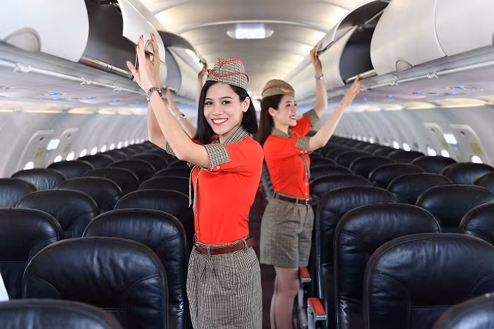 Tiếp viên xinh đẹp thân thiện của Vietjet.