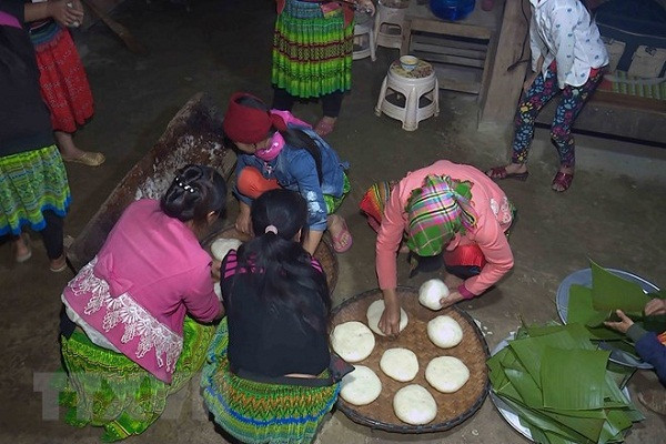 Bánh dày là thứ không thể thiếu trong mâm cỗ ngày tết của người Mông. (Ảnh: Hữu Quyết/TTXVN)