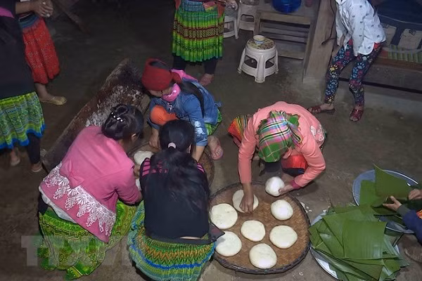 Bánh dày là thứ không thể thiếu trong mâm cỗ ngày tết của người Mông. (Ảnh: Hữu Quyết/TTXVN)