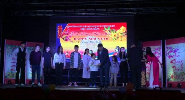 Trao giấy khen và phần thưởng cho 13 học sinh xuất sắc của thành phố Rostock. Trao giấy khen và phần thưởng cho 13 học sinh xuất sắc của thành phố Rostock.