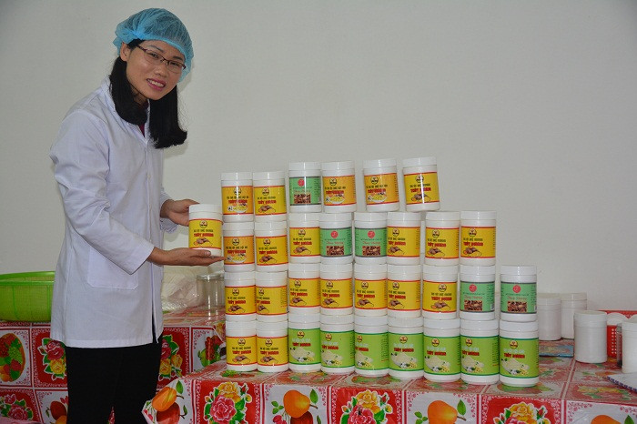 Cô giáo Bạch Thị Mến, giáo viên dạy giỏi nhiều năm liền bên sáng chế tinh bột nghệ. Ảnh: Công Tiến Cô giáo Bạch Thị Mến, giáo viên dạy giỏi nhiều năm liền bên sáng chế tinh bột nghệ. Ảnh: Công Tiến