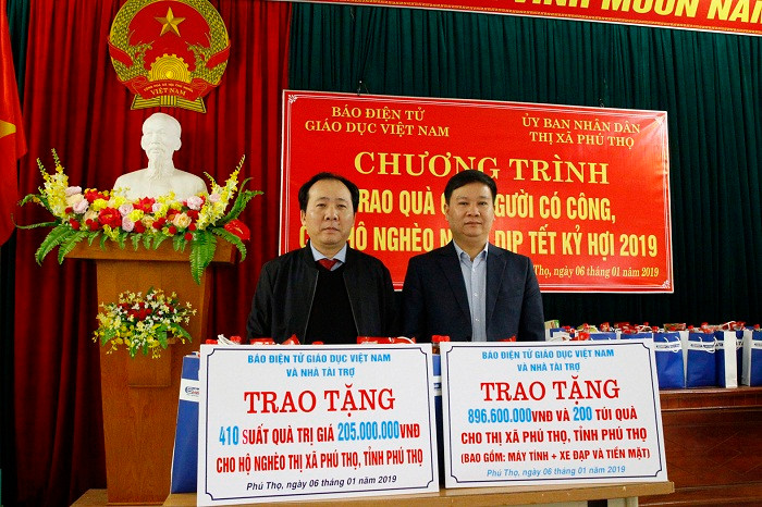 Ông Nguyễn Tiến Bình (bên phải), Tổng biên tập Báo Điện tử Giáo dục Việt Nam và ông Hà Tuấn Anh – Phó Chủ tịch thị xã Phú Thọ trong buổi lễ trao tặng quà tại thị xã Phú Thọ, tỉnh Phú Thọ. Ông Nguyễn Tiến Bình (bên phải), Tổng biên tập Báo Điện tử Giáo dục Việt Nam và ông Hà Tuấn Anh – Phó Chủ tịch thị xã Phú Thọ trong buổi lễ trao tặng quà tại thị xã Phú Thọ, tỉnh Phú Thọ.