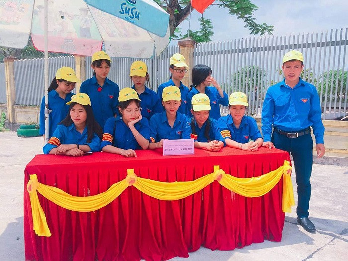 Thầy Hoàng Quốc Quyết với hoạt động tình nguyện Tiếp sức mùa thi. Ảnh: NVCC