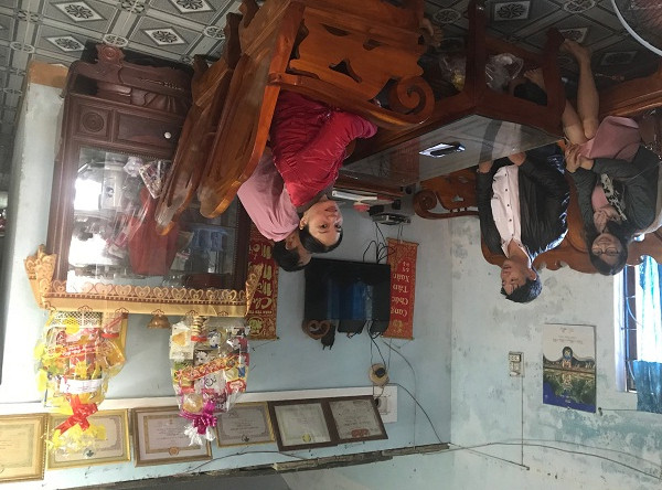 Đại diện Sở Giáo dục và Đào tạo Quảng Ngãi đến trao quà tết cho bà mẹ Việt Nam Anh hùng Đỗ Thị Thoang.