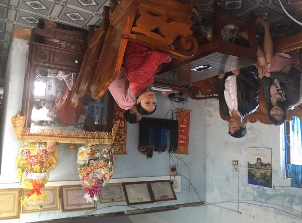 Đại diện Sở Giáo dục và Đào tạo Quảng Ngãi đến trao quà tết cho bà mẹ Việt Nam Anh hùng Đỗ Thị Thoang.