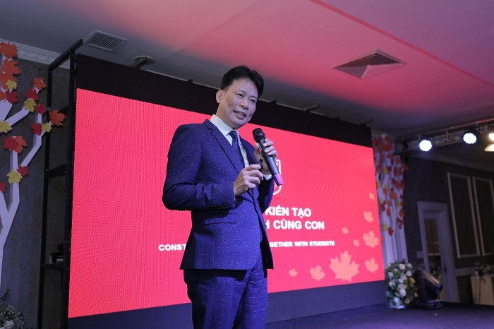 Phó giáo sư, Tiến sĩ Phó Đức Hòa – Phó Trưởng Khoa Giáo dục tiểu học Đại học Sư phạm Hà Nội chia sẻ tại Hội thảo. Phó giáo sư, Tiến sĩ Phó Đức Hòa – Phó Trưởng Khoa Giáo dục tiểu học Đại học Sư phạm Hà Nội chia sẻ tại Hội thảo.