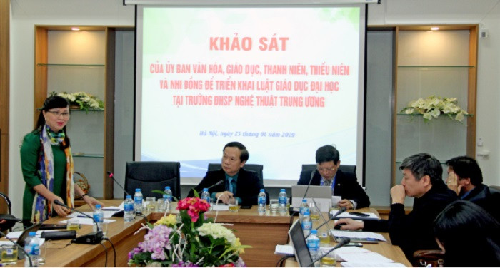 Đồng chí Nguyễn Thị Kim Phụng, Vụ trưởng Vụ giáo dục Đại học phát biểu.