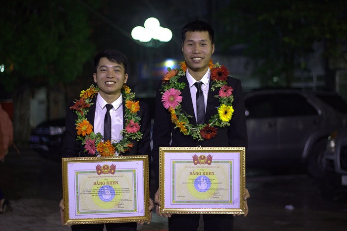 Sinh Viên Trần Văn Bắc (bên trái) và sinh viên Nguyễn Đức Tân đại diện đi nhận giải cho tập thể đạt danh hiệu “Tập thể sinh viên 5 tốt” cấp trung ương 2018. Ảnh: Công Tiến Sinh Viên Trần Văn Bắc (bên trái) và sinh viên Nguyễn Đức Tân đại diện đi nhận giải cho tập thể đạt danh hiệu “Tập thể sinh viên 5 tốt” cấp trung ương 2018. Ảnh: Công Tiến